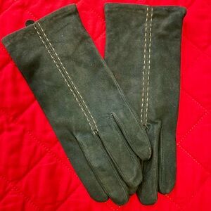 Elegant Lauer Forest Green 100% Suede Gloves, Size 7.5. Poly Lining. Exc. Cond.